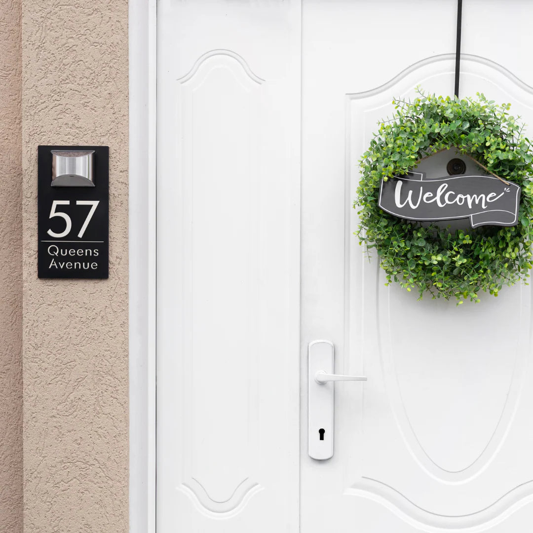 PRIVORA™ | Modern personlig dörrskylt med solenergi